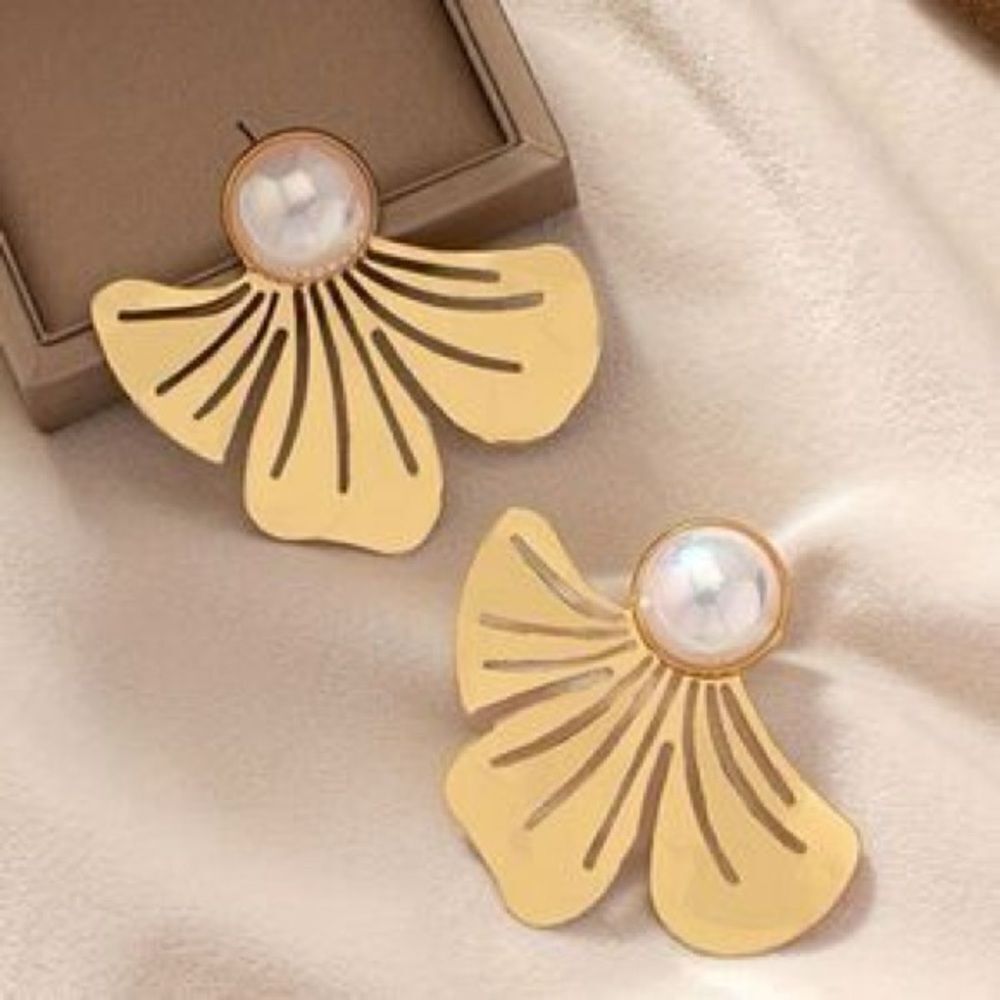 Flower pearl earrings  #1636